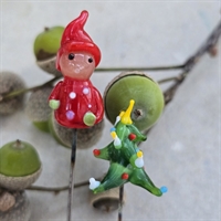 rød-hue-jakke-nisse-pyntet-grønt-juletræ-nipsenåle-glas-genbrug